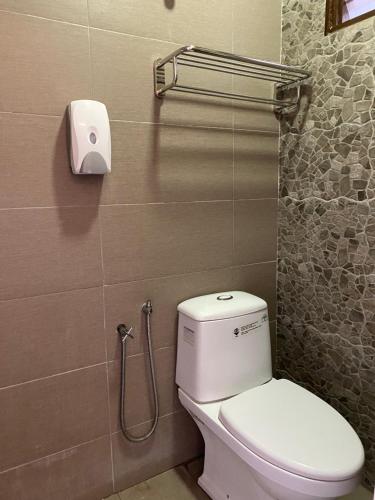 y baño con aseo y ducha. en Cheras Homestay - Miharja Private room @ Sunway Velocity, en Kuala Lumpur