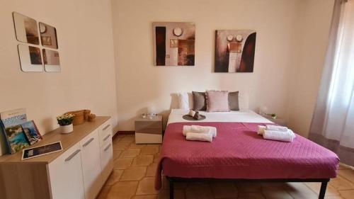 een slaapkamer met een groot bed en een rode deken bij CASA VACANZE MARE TORTOLI' ARBATAX in Tortolì