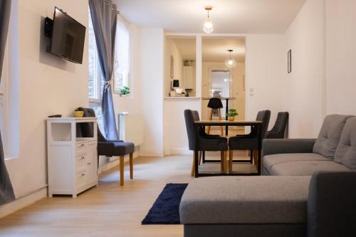 Μια τηλεόραση ή/και κέντρο ψυχαγωγίας στο SPA central charmant duplex cosy 90m2 à 300m rue piétonne et 500 m du port