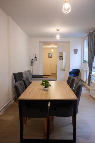 un salon avec une table et des chaises en bois dans l'établissement SPA central charmant duplex cosy 90m2 à 300m rue piétonne et 500 m du port, à Boulogne-sur-Mer