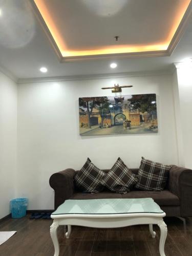 a living room with a couch and a ceiling at Khách sạn QUEENIE in Hai Phong