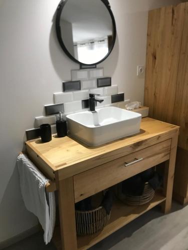 une salle de bain avec un lavabo et un miroir dans l'établissement Petite maison, à Carcassonne