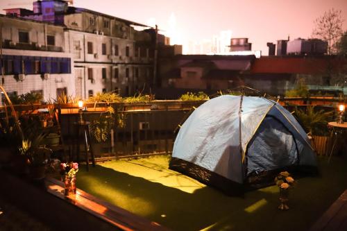 a tent on top of a balcony in a city at Changsha Fuxiangyuan International Hostel in Changsha