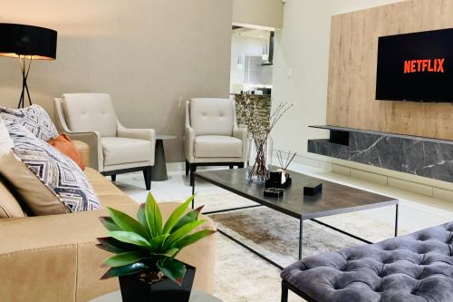 Televisyen dan/atau pusat hiburan di Essence Lifestyle Self-Catering Accommodation - 1523 Hochland Park