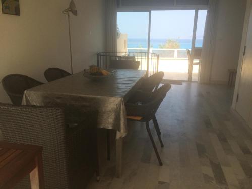 une salle à manger avec une table et une vue sur l'océan dans l'établissement les pieds dans l'eau, à Monticello