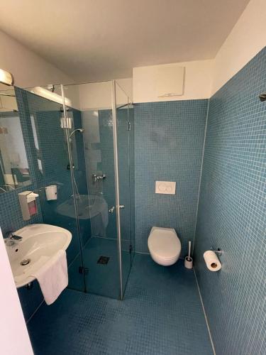 Un baño de Workbase Hostel