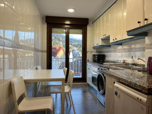 比利亞維西奧薩的住宿－MR，厨房配有桌椅和窗户。