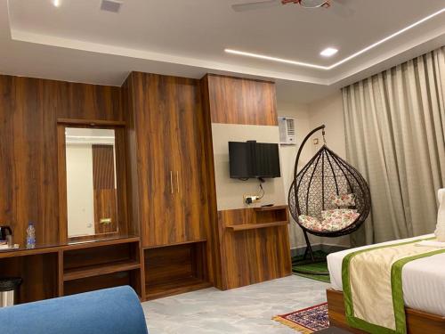 Habitación de hotel con cama y TV en HOTEL MAA LAXMI PALACE en Deoghar