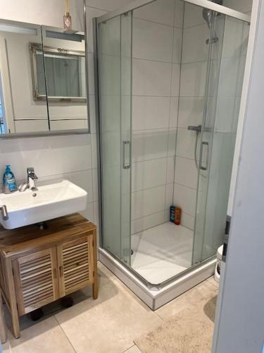 a bathroom with a glass shower and a sink at Schöne Wohnung Nähe Düsseldorf Messe und Flughafen in Duisburg