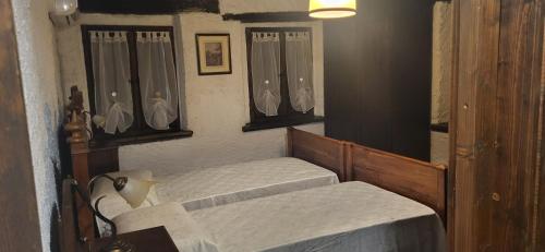 a room with two twin beds and a mirror at Il tempio nel bosco The Rustic Rooms & Wine 