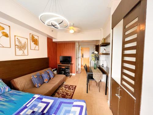 une chambre avec un canapé et une table dans une pièce dans l'établissement BRENT STUDIO ROOM IN TAGAYTAY WITH TAAL LAKE VIEW, à Tagaytay