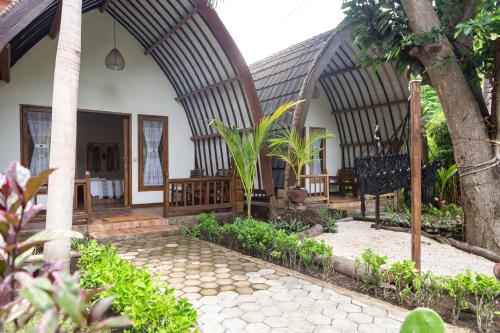 an outside view of a house with a courtyard at Villa Bagus in Gili Air