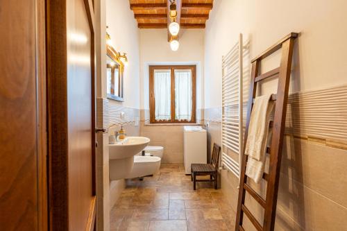 a bathroom with a sink and a toilet at Agriturismo il Casato Mag-il Vaglio in Pienza