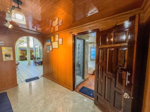 a hallway with an open door in a house at Đại Đạt Homestay - đảo Phú Quý in Cu Lao Thu