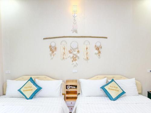 two beds sitting next to each other in a room at Đại Đạt Homestay - đảo Phú Quý in Cu Lao Thu