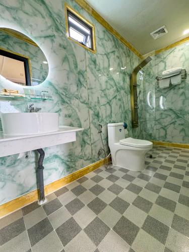 a bathroom with a sink and a toilet at Đại Đạt Homestay - đảo Phú Quý in Cu Lao Thu
