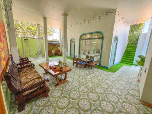 a living room with a couch and a table at Đại Đạt Homestay - đảo Phú Quý in Cu Lao Thu