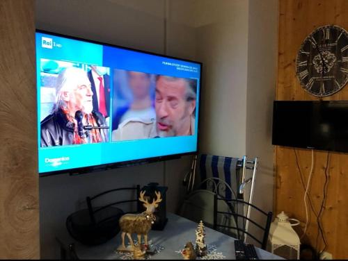 a flat screen tv sitting on top of a table at Casa Amy in Sella della Turra
