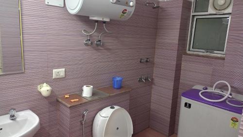 ニューデリーにあるSuresh nandalのバスルーム(トイレ、洗面台付)
