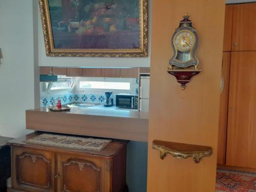 ロカルノにあるDel Parco 17のキッチン(カウンター、壁掛け時計付)
