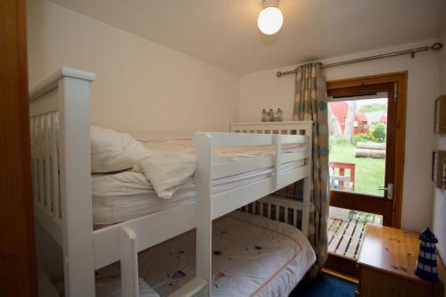 een wit stapelbed in een kamer met een raam bij Chalet Fortythree in Deal