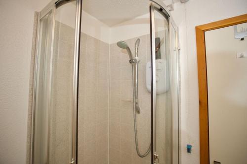 een douche met een glazen deur in een badkamer bij Chalet Fortythree in Deal