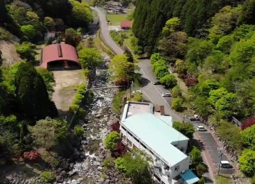 una vista aérea de un edificio y una carretera en MONJUNO FUKUCHI, en Kamikishida