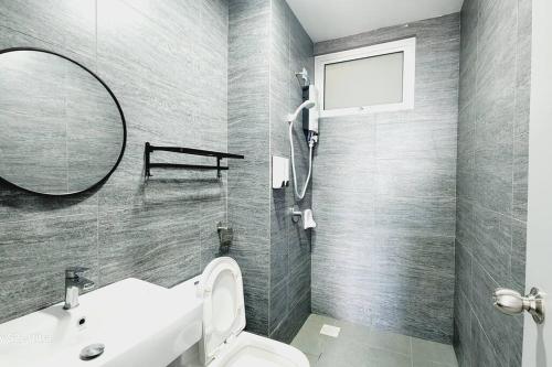 W łazience znajduje się umywalka, lustro i toaleta. w obiekcie Santorini Holiday Resort Style Staycation 3 rooms w mieście Shah Alam
