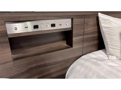 cabecero de cama con panel de control en Just Sleep Osaka Shinsaibashi - Vacation STAY 94512v en Osaka