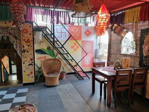 une salle à manger avec une table et un escalier dans l'établissement Crazy Camel Hotel & Safari, à Jaisalmer