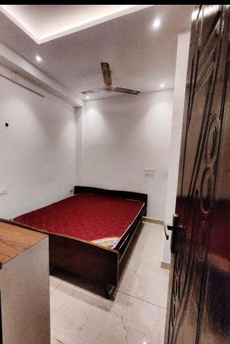 uma cama num quarto com um colchão vermelho em Villa nd apartment em Mangalore
