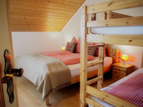 Postel nebo postele na pokoji v ubytování ERLEBNISBAUERNHOF Steinerhof in Kärnten