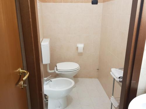 uma pequena casa de banho com WC e lavatório em La Casetta in centro storico a Stresa em Stresa