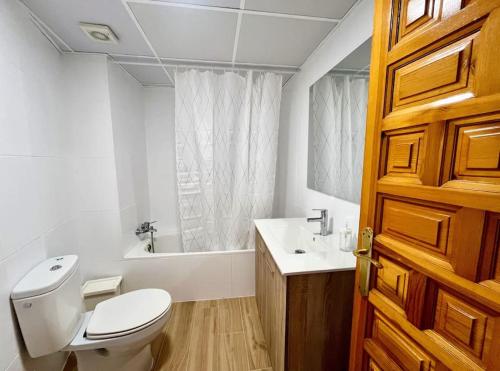 a bathroom with a toilet and a sink and a tub at El Patio de Wallada in Córdoba