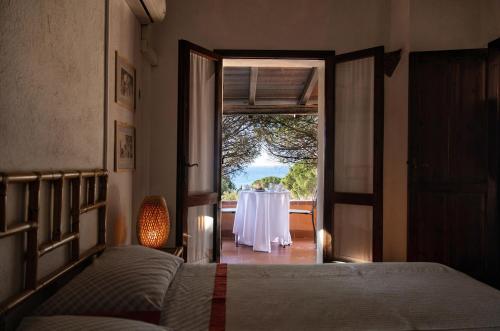 a room with a table with a white table cloth at Villa Federica: Natura e Mare in Torre delle Stelle