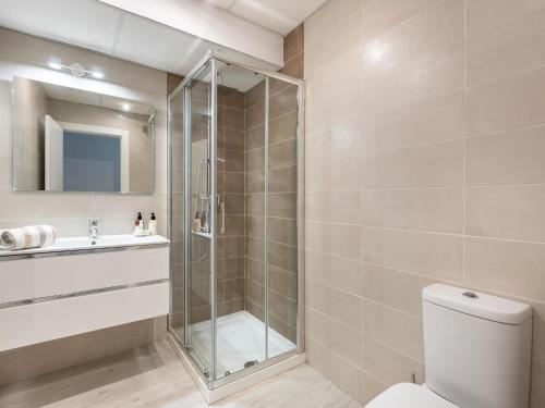 Central Stylish and Elegant 1 & 2 BR apartments I في غرناطة: حمام مع دش ومرحاض ومغسلة