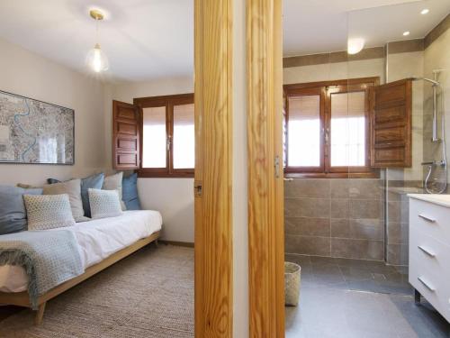 ein Schlafzimmer mit einem Bett und einer Dusche in der Unterkunft Chezmoihomes Alhambra Penthouse in Granada