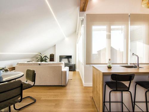 eine Küche und ein Wohnzimmer mit einem Waschbecken und einem Sofa in der Unterkunft Chezmoihomes Premium Loft private terrace in Granada