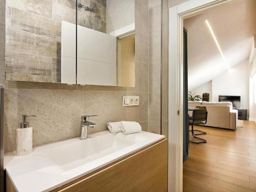 uma casa de banho com um grande lavatório branco num quarto em Chezmoihomes Premium Loft private terrace em Granada