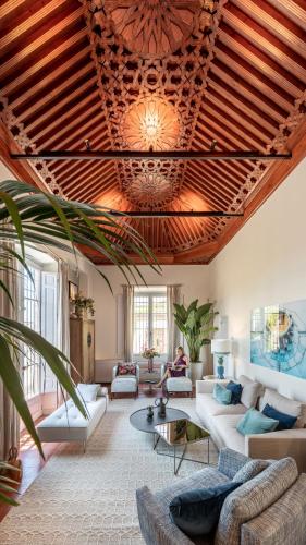 a living room with a wooden ceiling at ChezmoiHomes Carmen de Apperley in Granada