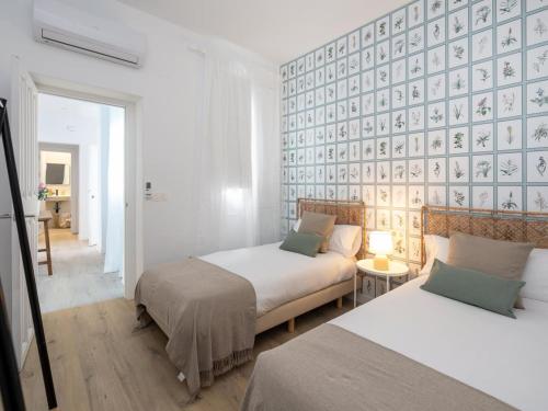 A bed or beds in a room at Bright and Elegant Gran Via apartments