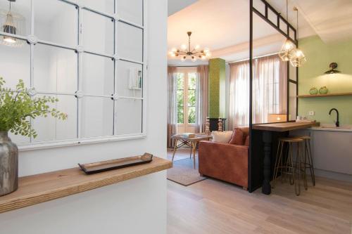 uma cozinha e sala de estar com uma mesa e um sofá em Trinidad Deluxe 3 em Granada