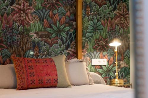 um quarto com uma cama com papel de parede floral em Trinidad Deluxe 3 em Granada