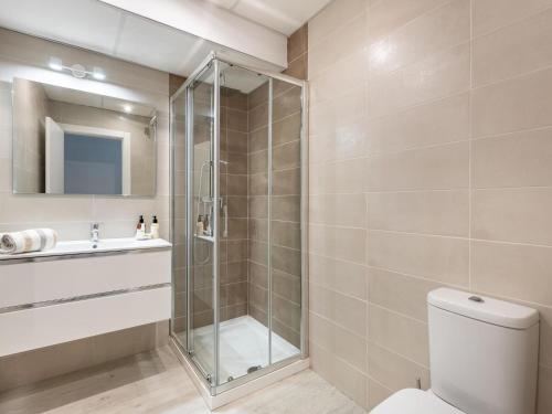 łazienka z prysznicem, toaletą i umywalką w obiekcie Central stylish and elegant 1 & 2 BR apartments III w Grenadzie