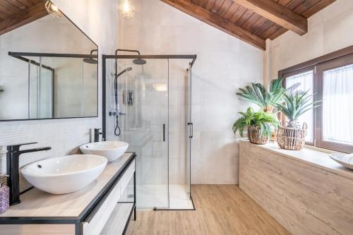 a bathroom with two sinks and a shower at Casa Naranjos de San Matías in Granada