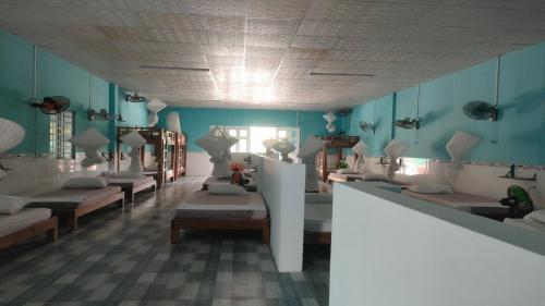 ein Zimmer mit einem Haufen Betten darin in der Unterkunft PHU QUOC BACKPACKER in Phu Quoc
