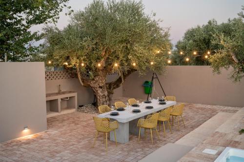 Un patio o zona al aire libre en VUAR SUITES