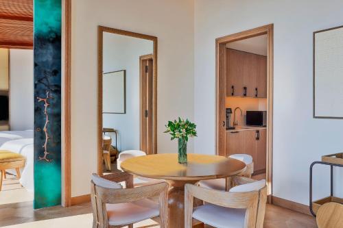 a dining room with a table and chairs at The St. Regis Red Sea Resort in Ḩanak