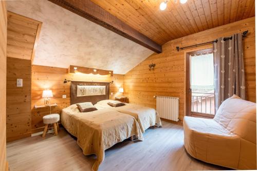 - une chambre avec deux lits et un canapé dans l'établissement Gîte Colomban, à Thônes