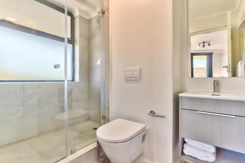Ένα μπάνιο στο Newlands Peak Luxury Apartment Unit 636